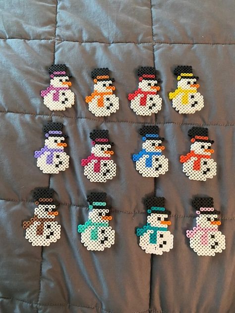 Pearler Beads Pattern Christmas, Small Christmas Perler Bead Patterns, Perler Bead Snowman, Christmas Melting Beads, Snowman Perler Bead Patterns, Elf Perler Beads, Easy Christmas Perler Bead Pattern, Winter Perler Beads, Perler Bead Templates Easy