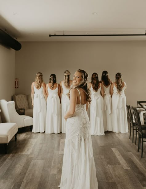 Bridesmaid First Look, Before Wedding Pictures, Bride And Bridesmaid Pictures, Wedding Photo List, Bridesmaid Poses, Bridesmaid Pictures, Wedding Shot List, Bridal Party Getting Ready, Bridesmaid Photoshoot