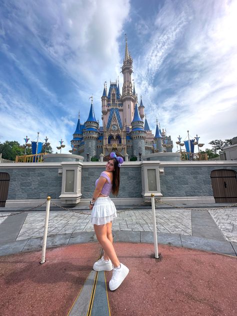 disney, magic kingdom Disney Outfits Magic Kingdom, Disney Castle Pictures, Disney Magic Kingdom Outfit, Magic Kingdom Photo Ideas, Magic Kingdom Aesthetic, Cute Disney World Outfits, Magic Kingdom Pictures, Universal Outfits, Disney World Photo Ideas