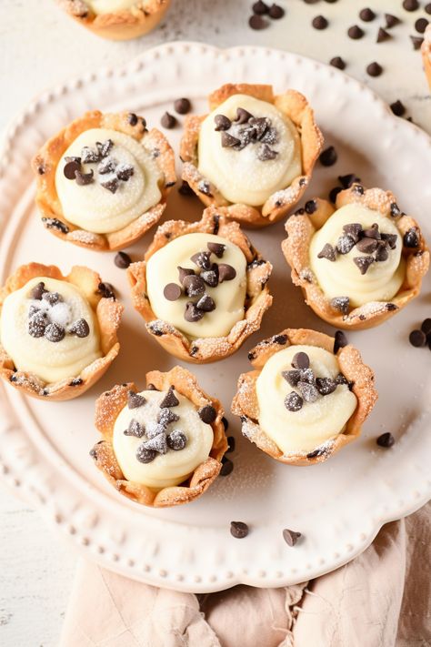 Discover the joy of Mini Cannoli Cups! Our easy recipe brings you bite-sized bliss with creamy, crispy perfection in every cup. Cannoli Bites Recipe, Cannoli Bites, Cannoli Cups, Boat Picnic, Mini Cannoli, Mini Sweets, Creative Snacks, Dessert Bites, Mini Dessert