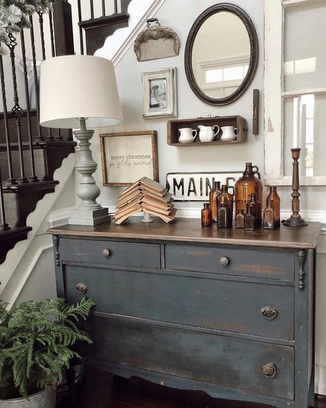 Wall Decor Behind Couch, Farmhouse Living Room Wall Decor, Casa Country, Stair Case, Foyer Decorating, Farmhouse Decor Living Room, Decoration Inspiration, Country Farmhouse Decor, Farmhouse Living