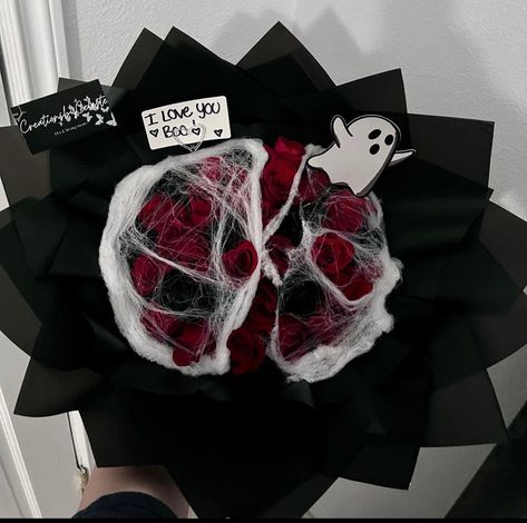 Spooky Bouquet For Him, Beetlejuice Bouquet, Halloween Ramos, Florist Arrangements, Spooky Bouquet, Seasonal Bouquets, Goth Flowers, Halloween Bouquet, Halloween Roses