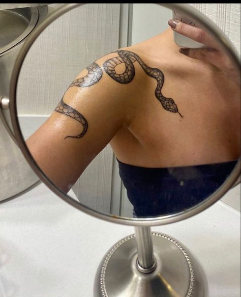 Spine Tattoo Snake, Snake Spine Tattoo, Tatoo Dog, Aesthetic Tattoo Ideas, 15 Aesthetic, The Best Aesthetic, Serpent Tattoo, Snake Tattoos, Best Aesthetic