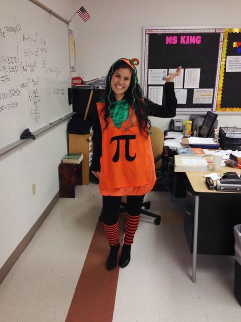 It's the time of year when we add pumpkin to everything - why not dress up like a Pumpkin π?  #Halloween #Math School Halloween Costumes, Costumes For Work, Teacher Outfits Professional, Halloween Costumes For Work, Teacher Outfits Elementary, Teacher Halloween Costumes, Winter Teacher Outfits, Teacher Costumes, Great Halloween Costumes