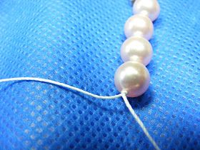 Stringing Pearls, Pearl Necklace Tutorial, Hand Knotted Jewelry, Diy Pearl Necklace, Hand Knotted Pearls, Beading Bracelets, Jewellery Maker, Classic Pearl Necklace, Pearl Necklace Designs