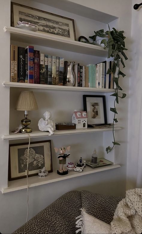 20s Apartment, Bookcase Aesthetic, Future Apartment Decor, White Bookcase, Aesthetic Rooms, Book Case, Dream House Interior, Apartment Inspiration, Cozy Room