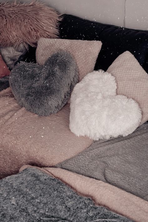 Pillow Pile Aesthetic, Bed With Cute Pillows, Cute Soft Pillows, Soft Pillow Aesthetic, Cute Decor Pillows, Almoadones Ideas Decor, Cojines Aesthetic, Cute Pillows Aesthetic, Aesthetic Pillows