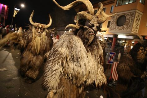 10 fricking awesome photos from a gigantic Krampus parade. Happy holidays! Krampus Parade, Witchy Photography, Krampus Mask, Haribo Gummy Bears, Puppet Design, Krampus Christmas, Mask Printable, I Love Christmas, Blood And Bone