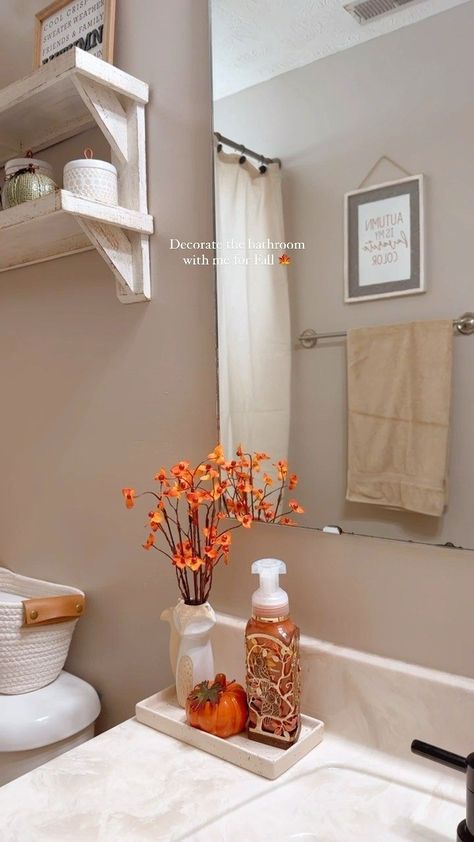 Halloween Home Decor Bathroom, Cute Apartment Storage Ideas, Fall Home Decor Bathroom, His And Hers Bathroom Decor Ideas, Cozy Fall Decor Bathroom, Fall Decorations For Apartment, Fall Decor Ideas Bathroom, Bathroom Fall Ideas, Fall House Decor Living Room