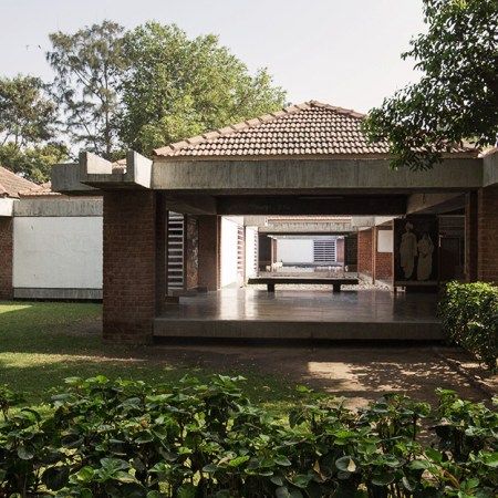 Gandhi Memorial Museum (Sabarmati Ashram) / Charles Correa | ArchEyes Charles Correa Architecture, Sabarmati Ashram, Charles Correa, Museum House, Critical Regionalism, Tropical Houses Architecture, Canvas Paint, American Architecture, Memorial Museum