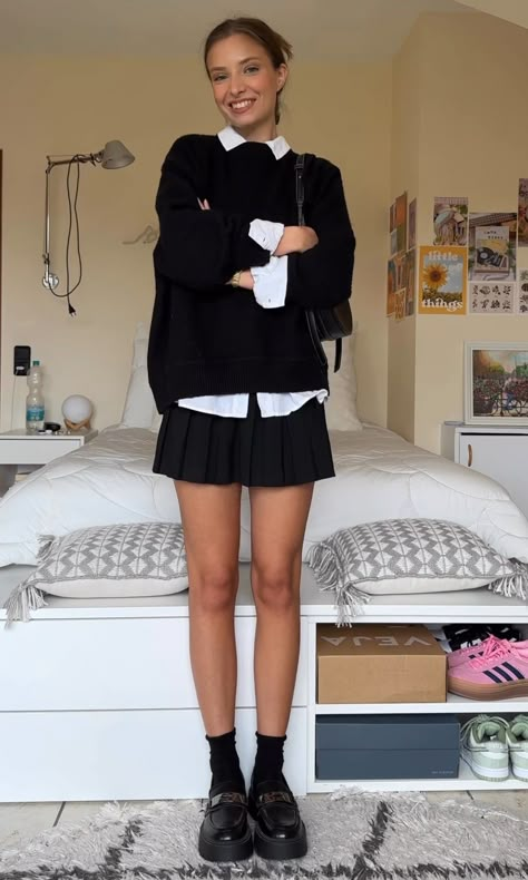 School Skirt Outfits, Black Woman Anime, Black Woman Braids, Woman Braids, Instagram Outfit Ideas, 2023 Outfit Ideas, Braids Easy, Black Skirt Outfits, Tennis Skirt Outfit