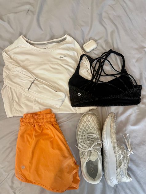 Lululemon White Shorts Outfit, Running Outfit Inspiration, Lululemon Bra Outfit, Orange Sport Outfit, Track Workout Outfits, Nike Running Shorts Outfit, Aesthetic Running Outfit, Spring Running Outfit, Lululemon Running Outfit