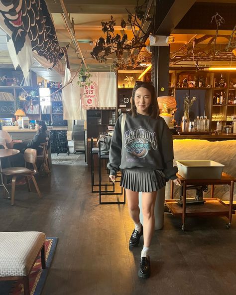 RIUM oversized sweatshirt + JENNA ribbon pleated mini skirt🎀 Sweatshirt And Skirt Outfit, Pleated Mini Skirt Outfit, Baggy Sweatshirt, Cute Korean Fashion, Mini Jean Skirt, Outfit Oversize, Oversized T Shirts, Miniskirt Outfits, Skirt Outfit