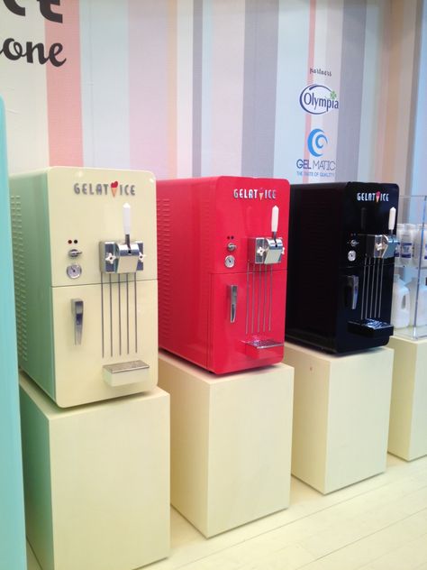 Ice cream and frozen yogurt machines for small surfaces. Ice Cream Shop Names, Ice Cream Fridge, Candy Store Design, Ice Cream World, Frozen Yogurt Machine, Cute Frozen, Ice Cream Packaging, Frozen Yogurt Shop, Small Fridges