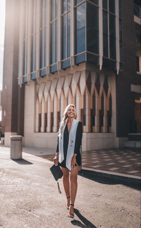 Graduation Photo Shoot Outfits, Poses For Pictures Instagram Graduation, Graduation Photos For Women, College Graduation Pictures Editorial, Uhcl Graduation Pictures, Graduation Masters Pictures, Graduation Outfit Pictures, Classy College Graduation Pictures, Uhd Graduation Pictures