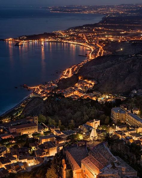 Quando il sole lascia il posto alle prime luci della sera, #Taormina offre un punto d'osservazione privilegiato vero l'intera costa ionica grazie alla sua posizione strategica. Un vero e proprio spettacolo per gli occhi e per la mente. Sicily Italy Aesthetic, Italia Aesthetic, Messina Sicily, Italy Vibes, Comer See, Taormina Sicily, Palermo Sicily, Italian Beauty, Italy Aesthetic