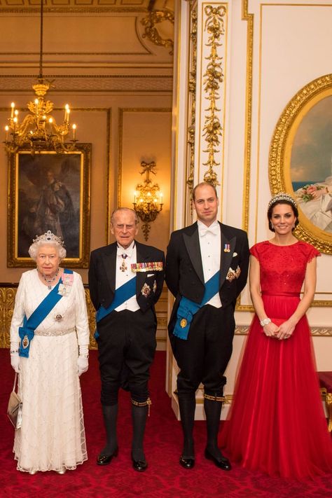 Prince Philip Queen Elizabeth, Ratu Elizabeth, Queen Elizabeth Photos, Principe William Y Kate, Prințesa Diana, Putri Diana, Royal Family Portrait, Royal Family Pictures, Rainha Elizabeth Ii