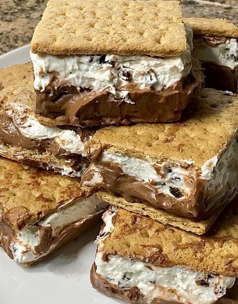 Frozen S'mores Bars S’mores Ice Cream Dessert, Frozen Smores Bars, Graham Bar, Frozen Smores, Smores Bars, Baked Smores, S Mores Bars, Smores Dessert, Food Reference