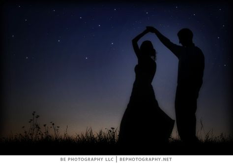 Dance under the stars. Engagement Photos Night, Camping Engagement Photos, Starry Night Prom, Night Engagement Photos, Dance Under The Stars, Night Engagement, Pan Photo, Fun List, Summer Fun List