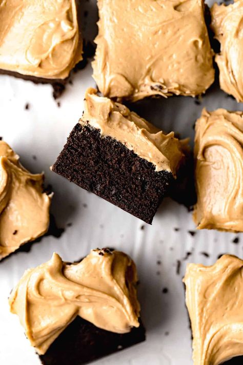 This chocolate cake with peanut butter frosting is pure chocolate pb heaven! It's a simple fudgy cake with a thick layer of peanut butter goodness. Peanut Butter Fudge Cake, Small Chocolate Cake, Chocolate Cake With Peanut Butter, Cake With Peanut Butter Frosting, Peanut Butter Frosting Recipe, Chocolate Snack Cake, Peanut Cake, Fudgy Cake, Peanut Butter Icing