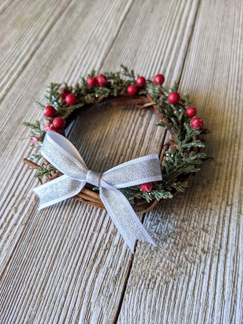 Fall Yarn Wreaths, Christmas Grapevine Wreath, Easter Mason Jars, Porch Pumpkins, Easy Christmas Ornaments, Burlap Christmas Wreath, Wreath Ornament, Simple Home Decor, Holiday Greenery