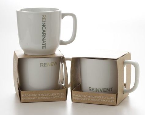 This Starbucks recycled ceramic mug was brought to life in a zero-waste factory in Japan, which reuses the clay of former mugs and dishes to create new ones. It’s a story of reuse and renewal that is told from mug to package. The particles coming together to form words and shapes represent a renewed respect for resources. For from broken bits of ceramic, we can make beautiful things. Mug Packaging, Eco Friendly Packaging Design, Starbucks Design, Packaging Design Trends, Eco Packaging, Cool Packaging, Packaging Designs, Recyclable Packaging, Packing Design