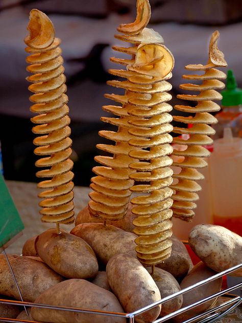 korean tornado potatoes!! Tornado Food, Kentang Spiral, Potato Spirals, Snacks Wedding, Tornado Potatoes, Potato Nutrition Facts, Spiral Potato, Tornado Potato, Benefits Of Potatoes