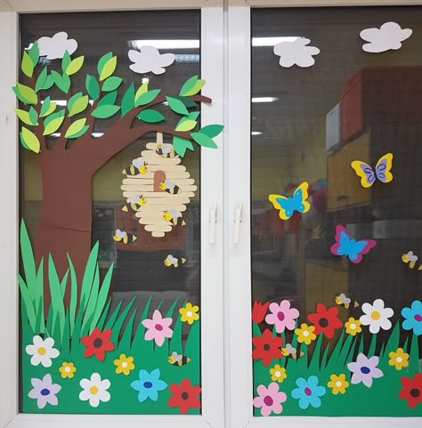 Window School Decoration, Spring Classroom Window Decorations, Spring Decorating Ideas For Classroom, Spring Decorations Kindergarten, Classroom Window Ideas, Spring Window Decorations, Classroom Window Decorations, Spring Classroom Decorations, Kindergarten Decorations