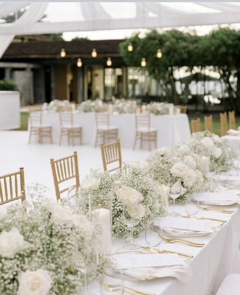 All White Flower Centerpieces Wedding, Aesthetic Wedding Reception Ideas, All White Wedding Flowers Centerpieces, White Flowers Table Centerpieces, Wedding Flowers On Tables, Floral Outside Wedding, White Rose Wedding Reception, Wedding Decorations Flowers Table, Trendy Wedding Centerpieces