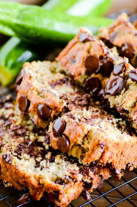 It's hard to believe this indulgent chocolate chip bread is full of fruits and vegetables! Choco Recipes, Zucchini Banana Bread Recipes, Banana Zucchini, Chocolate Chip Zucchini Bread, Zucchini Banana, Zucchini Banana Bread, Chocolate Chip Bread, Diy Easy Recipes, Zucchini Muffins