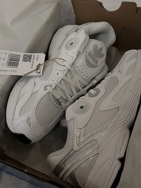 White Gym Shoes Aesthetic, Adidas Gym Shoes, Adidas Sport Shoes, Adidas Aesthetic, Sneakers Aesthetic, Vetements Shoes, Adidas White Sneakers, Pretty Shoes Sneakers, Shoes Heels Classy