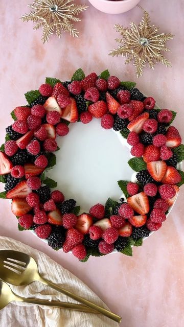 1.1M views · 62K likes | Liz Borgo | Dietitian | Easy Recipes on Instagram: "DAY 1 - Festive Recipes✨ A party-ready fruit platter. Try this beautiful berry wreath to bring colour and celebration to your table. Very quick to assemble, I put this together on Christmas morning for breakfast/brunch and it’s done in less than ten minutes. Or you can make it a few hours in advance, cover and refrigerate. A great way to make the most of our summer berries, but you can adjust the fruits and try sliced stone fruit, cherries, or melons. Christmas Berry Wreath Ingredients - serves 6 500g strawberries 250g raspberries 250g blackberries or blueberries 250g vanilla yoghurt or coconut yoghurt Bunch of fresh mint Dusting of icing sugar Method: 1. Take a large circular plate or platter. Mine i Holiday Fruit Platter, Christmas Strawberry, Holiday Fruit, Festive Recipes, Coconut Yoghurt, Fruit Wreath, Christmas Platter, Dessert Platter, Xmas Dinner