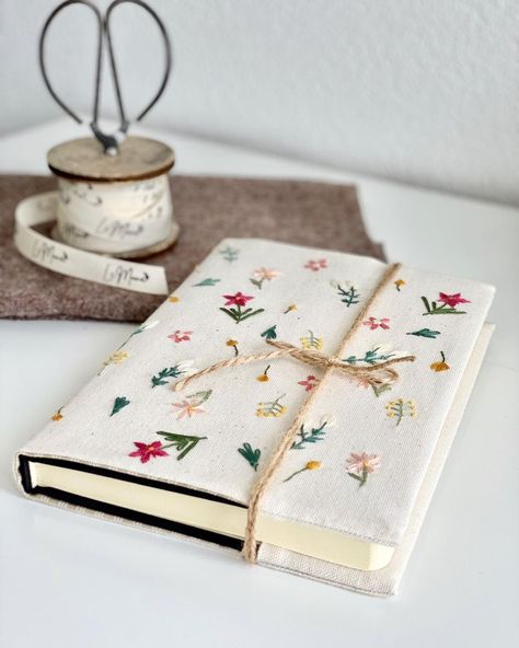 Personalize your notebooks with embroidered florals like this hand embroidered book cover by @nagihansancakyuz! For more embroidery and craft project inspiration, follow the link to our free patterns page! Embroidered Notebook, Notebook Case, Embroidery Book, Pola Sulam, Simple Embroidery, 자수 디자인, Sewing Embroidery Designs, Hand Embroidery Art, Flower Embroidery Designs