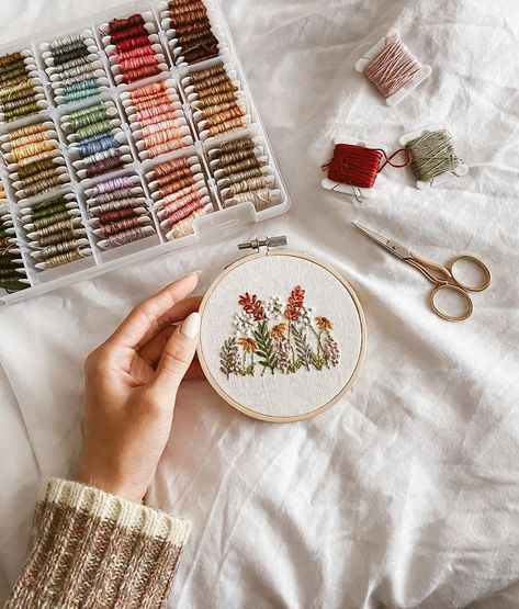 Embroidery Photography Ideas, Embroidery Photoshoot, Embroidery Photography, Embroidery Aesthetic, Atelier Photography, Hand Embroidery Patterns Free, Im So Happy, Craft Photography, Diy Embroidery Designs