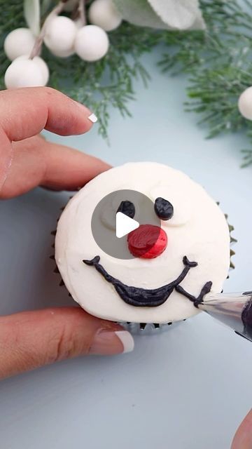 Erin | Caker & Content Creator | Point Pleasant, NJ on Instagram: "Frosty the snowman cupcakes ⛄️ made with buttercream and an @oreo hat 🎩 
❄️
❄️
#cupcake #cupcakes #cupcakedecorating #snowman #buttercream #cupcakevideo #cupcakesofinstagram #cake #cakes #cakedecorating #holidaybaking #bakersofinstagram #easybaking #pipingtechniques #christmas #christmascake #christmasdecor" Snowman Cupcake Cake, Cupcakes For Men, Cupcake Videos, Snowman Cupcakes, Piping Techniques, Frosty The Snowman, Point Pleasant, Christmas Dessert, Frosty The Snowmen