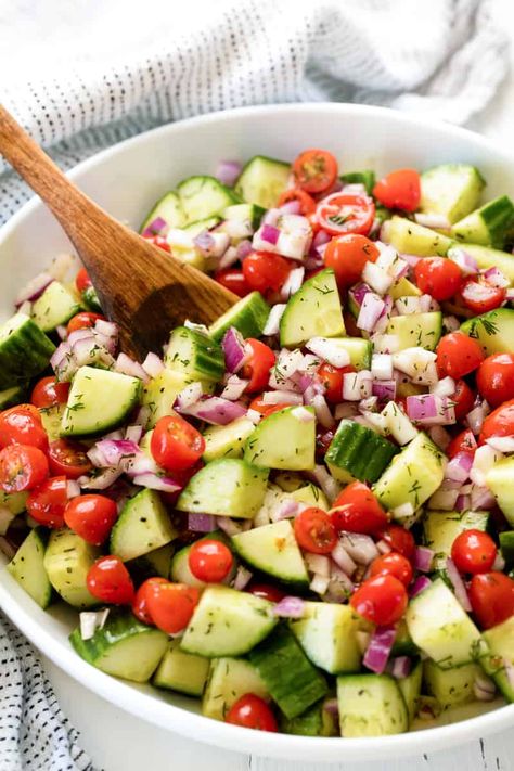 Cucumber Tomato Salad is a super simple healthy salad that packs a punch of flavor. You'll love the delicious lemon dill dressing! Dill Salad Recipe, Salad Appetizer Cups, Tomato And Onion Salad, Tomato Salad Recipe, Cherry Tomato Salad, Italian Beef Sandwiches, Tomato Salad Recipes, Beef Sandwiches, Resep Salad