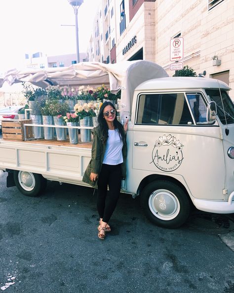 The prettiest flower truck - Amelia's Flower Truck in the Gulch. Trees With White Bark, Cut Flower Farm, Combi Volkswagen, Flower Truck, Old Truck, Flower Business, Flower Cart, Florist Shop, Cut Flower Garden