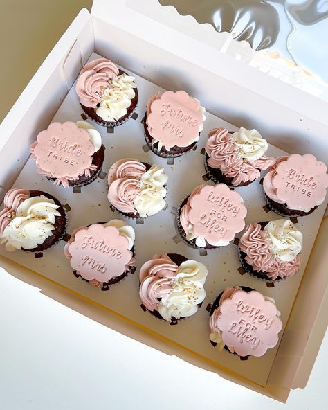 Wifey for Lifey Cupcakes #cupcakes#lasvegascupcakes#bachelorette#lasvegas#lasvegascakes Bridesmaid Cupcakes, Bridal Shower Cupcakes Ideas, Bachelorette Party Cupcakes, Bachelorette Cupcakes, Strawberries Bouquet, Chocolate Covered Strawberries Bouquet, Bridal Shower Cupcakes, Bachelorette Ideas, Custom Cupcakes