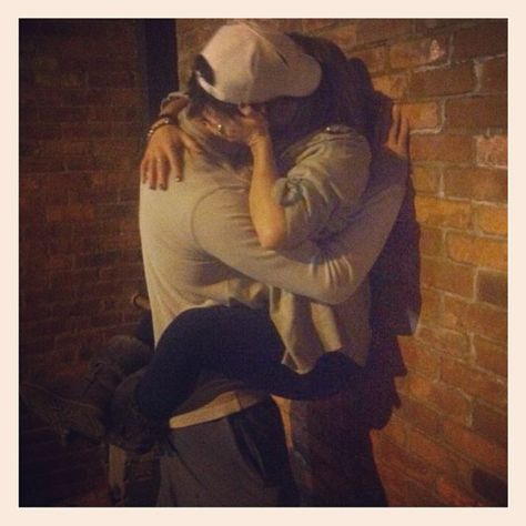 Eric And Jessie Decker, Jesse James Decker, Eric Decker, Jessica James, Cute Celebrity Couples, James Decker, Jessie James Decker, Jessie James, Hugging Couple