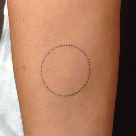 Healed circle tattoo I did last week Simple Circle Tattoo, Small Circle Tattoo, Circle Tattoo Ideas, Boomerang Tattoo, Minimalist Tattoo Meaning, Paris Tattoo, Typography Tattoo, Omerta Tattoo, Circle Tattoos