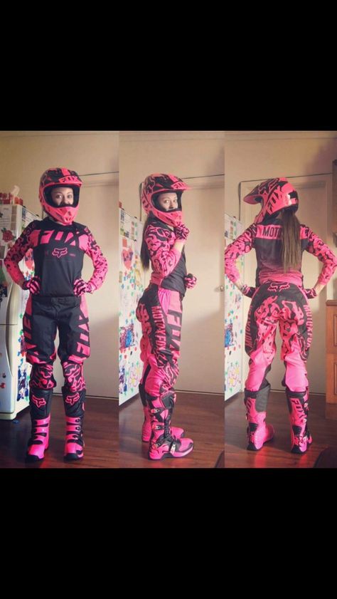 Motocross rose girl Fox Motocross Outfit, Pink Dirt Bike, Motocross Outfits, Dirt Bike Riding Gear, Motocross Girls, Fox Racing Clothing, Dirt Bike Helmets, Dirt Bike Gear, Freestyle Motocross