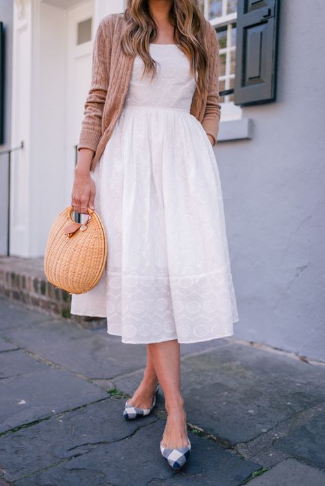 Lds Outfit, Simple White Dress, Casual Frocks, Julia Berolzheimer, Office Outfit, Mode Chic, Looks Chic, Street Style Outfit, Modest Dresses