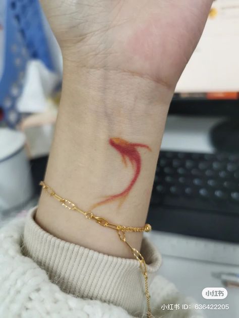 Cute Red Tattoos, Red Tattoos Ideas, Small Pretty Tattoos, Petite Tattoos, Red Ink Tattoos, Tatuaje A Color, Red Tattoos, Beautiful Tattoo, Discreet Tattoos