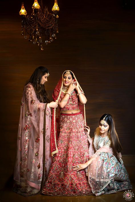 Bride Pose With Friends, Marriage Poses With Friends, Bride Sisters Photoshoot, Bride Poses With Sisters, Bride Poses With Friends, 3 Sisters Poses For Wedding, Bride With Bridesmaids Pictures Indian, Bride Photoshoot With Bridesmaid, Bride With Friends Poses