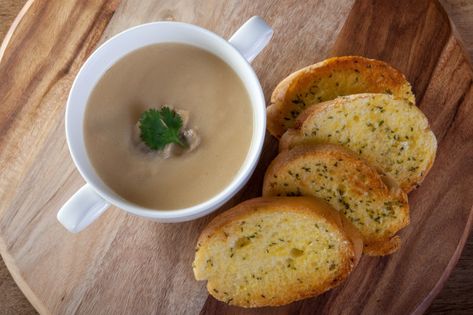 Mushroom Soup With Garlic Bread, Garlic Bread Plating, Garlic Bread And Soup, Vegan Lentil Curry, Soup And Bread, Bread Aesthetic, Forest Restaurant, Chicken Breast Salad, Western Breakfast