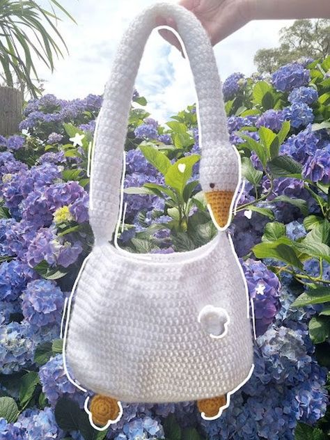 Goose Tote Bag Crochet Pattern #crochetbag #crochetbagideas #crochetclutch #crochetbeachbag #crochettotebag #crochethandbags #cutecrochetbags Crochet Mignon, Confection Au Crochet, Crochet Design Pattern, Beginner Crochet Projects, Crochet Clutch, Crochet Simple, Crochet Tote Bag, Crochet Creations, Quick Crochet