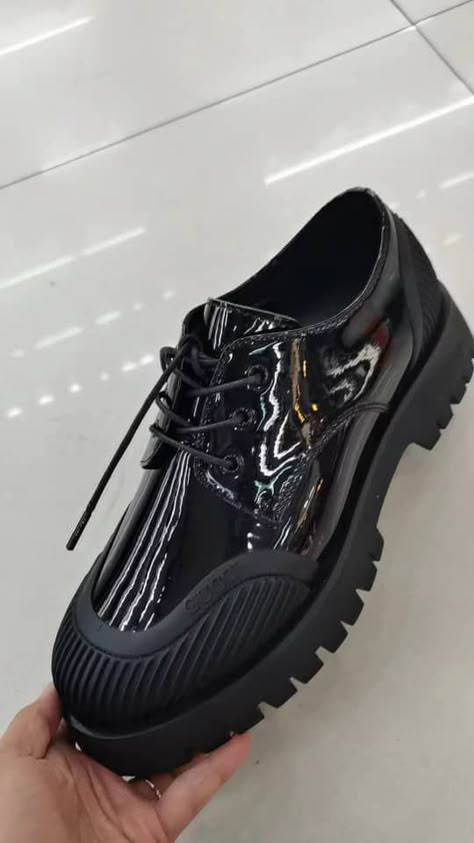 Luxury Classic Men's Streetwear Shoes, Luxury Men's Brogue Shoes Modern Style, Men's Luxury Oxford Shoes, Luxury Black Leather Shoes For Streetwear, Julius Fashion, Luxury Black Gentleman's Oxfords, Male Shoes, Guys Fashion Casual, Crockery Design