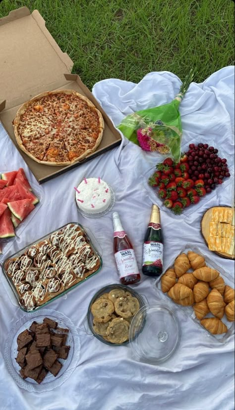 Picnic Date Food, Picnic Planning, Picnic Snacks, Picnic Birthday Party, Picnic Inspiration, Picnic Essentials, Picnic Decorations, Most Paused Movie Scenes, Picnic Birthday