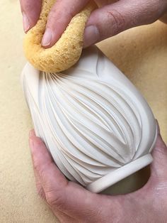 Carving Clay, Pottery Lessons, Pottery Patterns, Ceramics Pottery Vase, Pottery Pots, Beginner Pottery, Ceramic Glaze Recipes, Pottery Workshop, Pottery Handbuilding