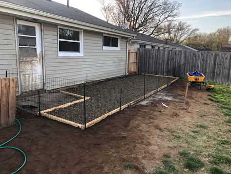 Easy do it yourself dog potty area with landscape timber and pea gravel Covered Dog Potty Area Outside, Diy Dog Run Side Yard, Diy Dog Potty Area, Dog Potty Area Outside, Dog Poop Area, Dog Run Side Yard, Dog Knowledge, Dog Kennel And Run, Outdoor Dog Area